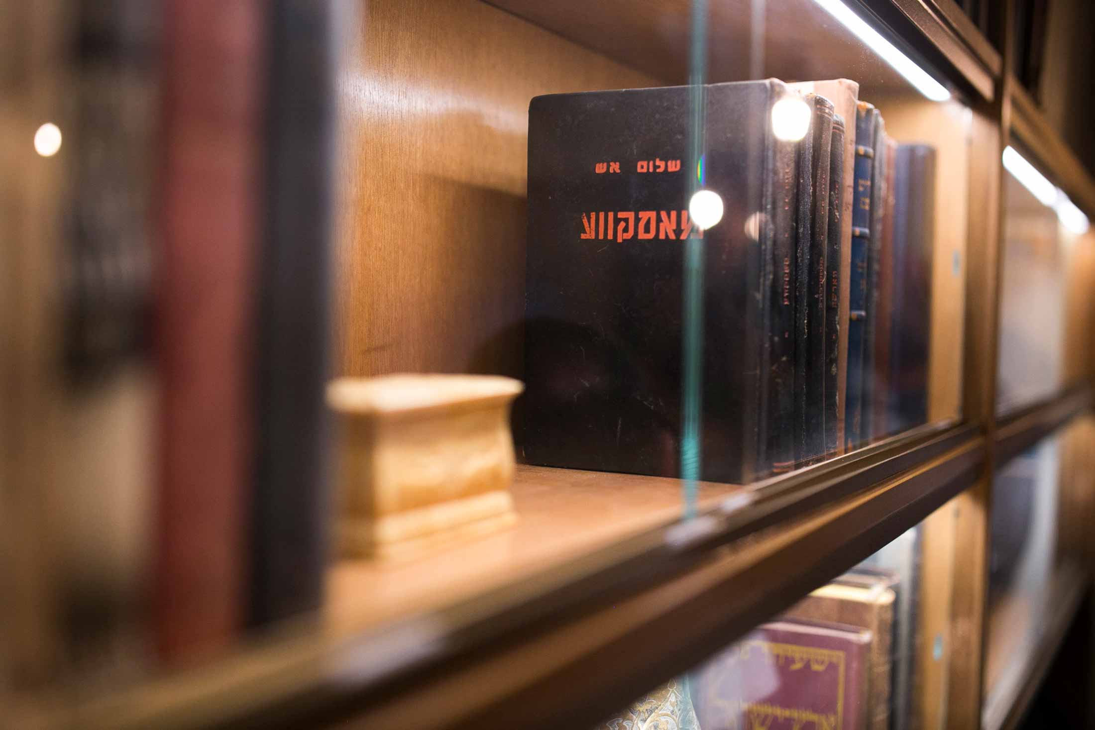 ספר במדף ספרים