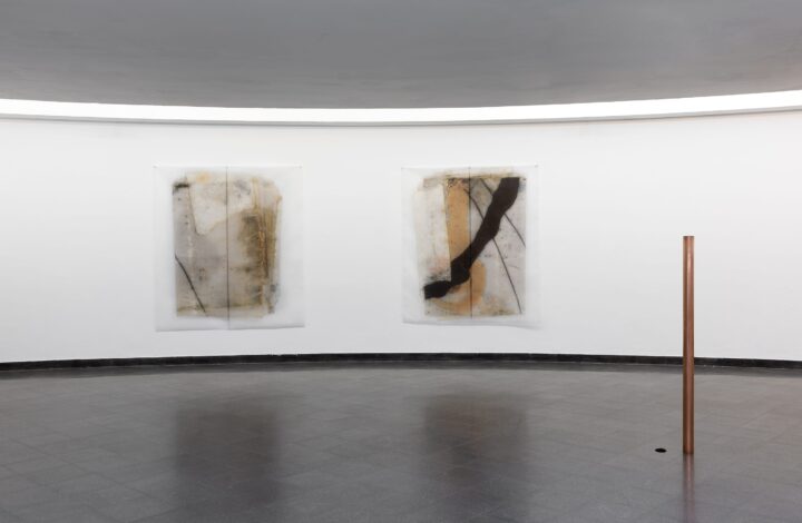 אל תאמרו מים אל תאמרו מים מים, מראה הצבה(עמוד מים: כנרת חיה מקס; הדפסות: אתי לוי)