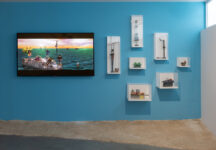 צילום הצבה מתוך התערוכה "ארץ ים", של העבודות אורי קצנשטיין, מכונת התקווה, 2007-2006. וידיאו ופסלים.