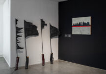 צילום הצבה מתוך התערוכה "ארץ ים". פסל: ליילה רוז ברי, רוחות רפאים, 2022. ציור: סאהר מיעארי, ללא כותרת, 2018