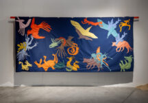 צילום הצבה מתוך התערוכה "ארץ ים". מאי זיסמן, מדליק הפנסים, 2025