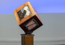 צילום הצבה מתוך התערוכה "ארץ ים". פסל: בר צפריר, קוביית ים, 2025