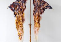 פסל מעץ ולבד, של האמנית אסתר שניידר